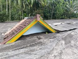 Video Banjir Lahar Semeru Terjang Desa Jugosari, Ratusan Warga Ngungsi