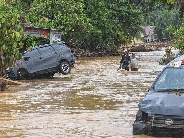 Banjir Menggenangi Tukka, Jalan Berlumpur Hambat Penyaluran Bantuan