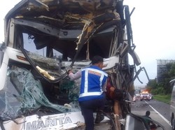 Bus Tabrak Truk di Tol Jagorawi gegara Sopir Ngantuk, Kernet Terluka