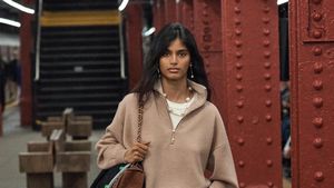 Potret Bhavitha Mandava, Model India Cetak Sejarah, Direkrut di Stasiun Kereta