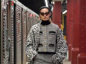 Saat Peron Subway New York City Jadi Catwalk Busana Mewah Chanel