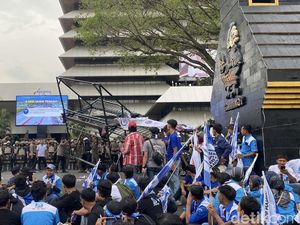 Massa Buruh Jateng Tuntut Kenaikan Upah di Gubernuran, Sempat Jebol Gerbang