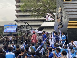 Massa Buruh Jateng Tuntut Kenaikan Upah di Gubernuran, Sempat Jebol Gerbang