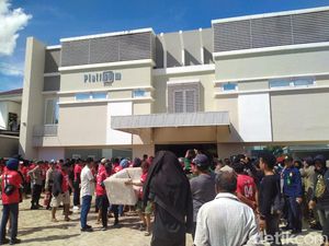 Eksekusi Hotel Platinum Palopo Ricuh, Massa Siram Oli ke Lantai