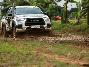 Gak Cuma buat Usaha, Toyota Hilux Bisa Dimodifikasi untuk Balap Reli