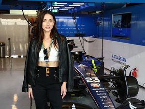 Foto: Pesona Ana de Armas di F1 Abu Dhabi, Bikin Lews Hamilton Tersenyum