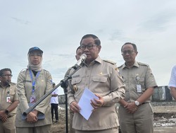 Tinjau Muara Baru Jakut, Pramono Minta Pembangunan Tanggul Raksasa Dilanjut