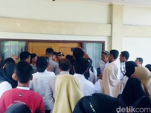 Ratusan Guru Honorer Geruduk Bupati-DPRD Dompu Saat Rapat Paripurna