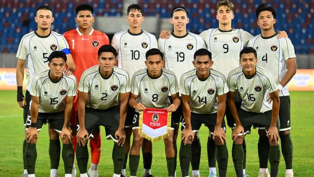 Sejumlah pesepak bola Timnas Indonesia U-22 berpose sebelum bertanding melawan Timnas Filipina pada pertandingan babak penyisihan Grup C Sepak Bola SEA Games 2025 di The 700th Anniversary of Chiang Mai Stadium, Chiang Mai, Thailand, Senin (8/12/2025). ANTARA FOTO/Nova Wahyudi/app/nym.