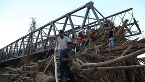 Jembatan Awe Geutah Terputus, Warga Terpaksa Susuri Puing Kayu untuk Menyeberang