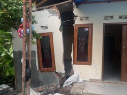 Rumah Terbelah gegara Longsor, Satu Keluarga di Ciamis Mengungsi