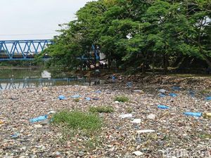 Warga Keluhkan Sampah Menumpuk di Oxbow Sungai Citarum
