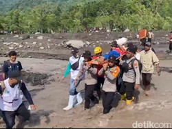 Perjuangan Warga Evakuasi Lansia Ditandu Seberangi Lahar Gunung Semeru