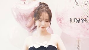 Gaya Black and White Lim Yoona di AAA 2025