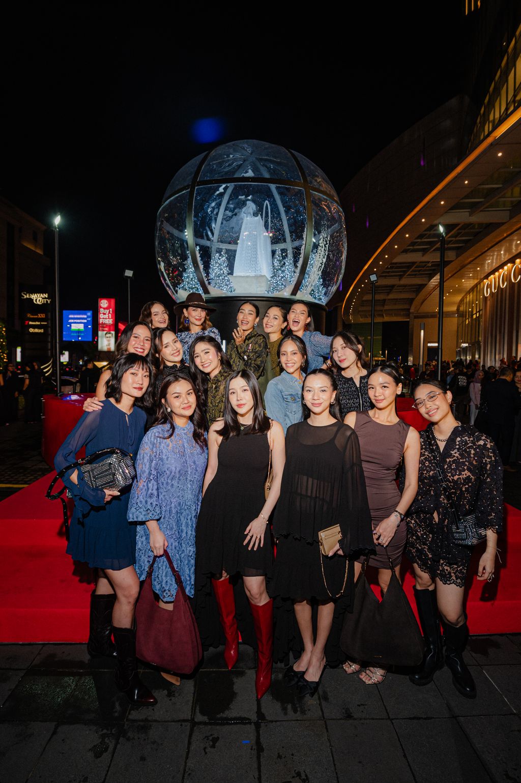 Menyambut musim liburan, brand mewah asal Amerika Serikat (AS) Michael Kors menghadirkan instalasi Snow Globe raksasa berukuran 6 meter di mal Senayan City.