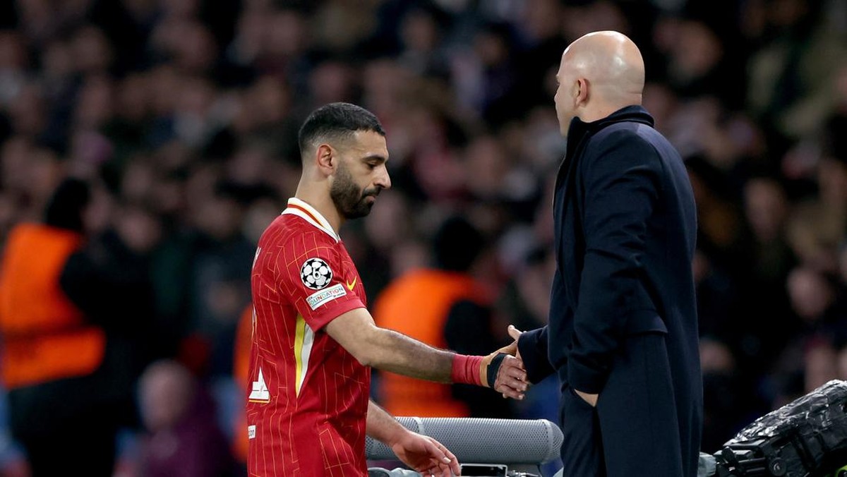Mohamed Salah dinilai salah kalkulasi berkonflik denga Arne Slot. (Foto: Rico Brouwer/Soccrates/Getty Images)