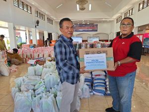 PELNI Salurkan Bantuan Kemanusiaan bagi Warga Terdampak Banjir di Padang