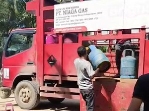 Jembatan Terputus, Warga Akhirnya Panggul LPG di Peusangan Lewat Sungai