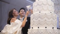 Spesial! 8 Pasangan Seleb Indonesia Ini Hadirkan Wedding Cake Unik