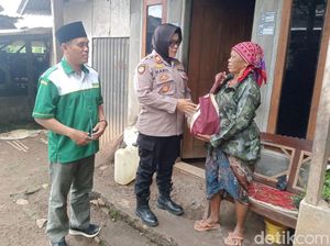 Senyum Lansia dan Dhuafa di Pasuruan Terima Bantuan dari Polisi-Ansor