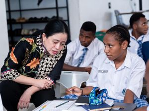 Puan Kunjungi Sekolah Anak Papua Pedalaman, Dengarkan Harapan Bangun Daerah