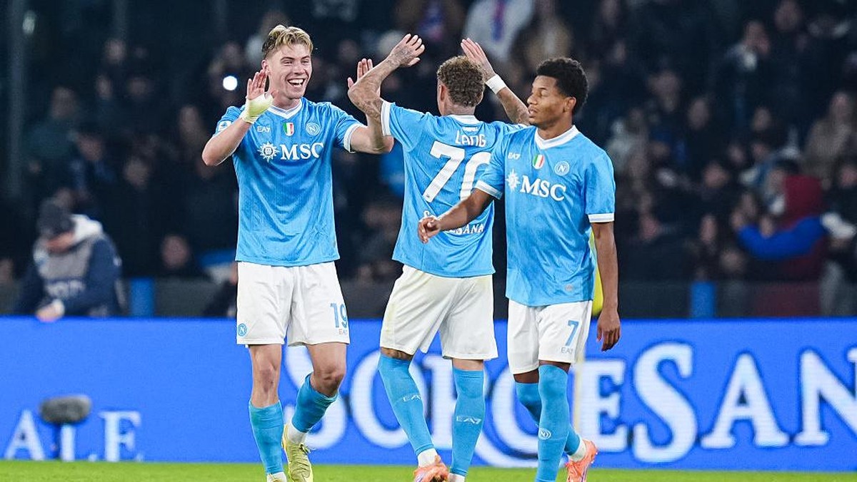 Rasmus Hojlund (kiri) merayakan golnya bersama rekan setim. Foto: NurPhoto via Getty Images/NurPhoto