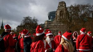Ratusan Santa Meriahkan Jantung Kota London dalam Parade Santacon