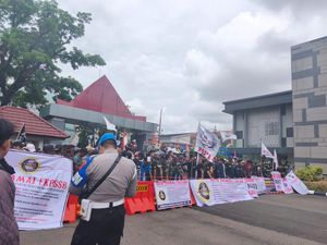 Ratusan Sopir Truk Geruduk Kantor Gubernur Minta Tolak SE Pengaturan Solar
