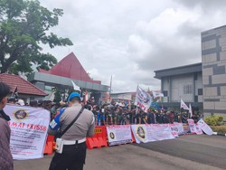 Ratusan Sopir Truk Geruduk Kantor Gubernur Minta Tolak SE Pengaturan Solar