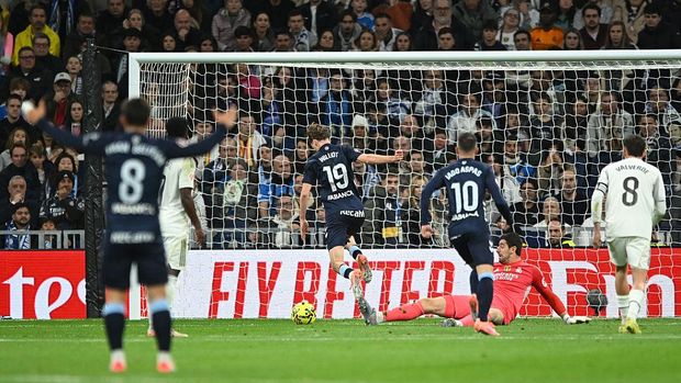 Real Madrid vs Celta Vigo MADRID, SPAIN - DECEMBER 07: Williot Swedberg of Celta Vigo scores his team's second goal past Thibaut Courtois of Real Madrid during the LaLiga EA Sports match between Real Madrid CF and RC Celta de Vigo at Estadio Santiago Bernabeu on December 07, 2025 in Madrid, Spain. (Photo by Denis Doyle/Getty Images)