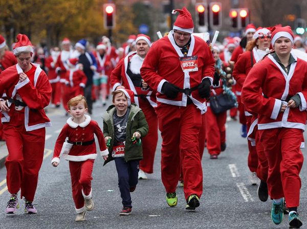 Ribuan Sinterklas Berlari di Santa Dash 5K Liverpool