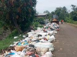 DLH Indramayu Bersihkan Sampah Liar, Ulah Pembuang Sembarangan Disorot