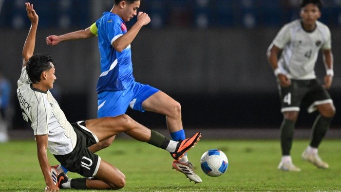 Pesepak bola Timnas Indonesia U-22 Rafael Struick (kiri) melakukan tackle kepada pesepak bola Timnas Filipina Andro Miguel Reyes pada pertandingan babak penyisihan Grup C Sepak Bola SEA Games 2025 di The 700th Anniversary of Chiang Mai Stadium, Chiang Mai, Thailand, Senin (8/12/2025). ANTARA FOTO/Nova Wahyudi/app/nym.