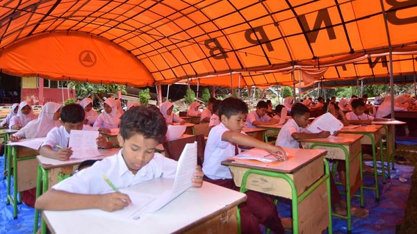 Sekolah Porak-Poranda, Anak-Anak Batang Anai Tetap Ujian di Tenda Darurat