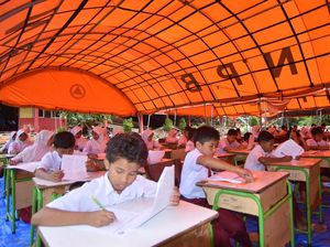Sekolah Porak-Poranda, Anak-Anak Batang Anai Tetap Ujian di Tenda Darurat