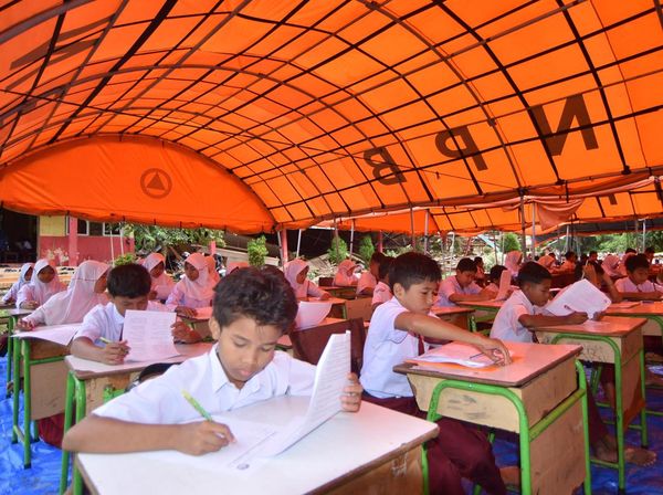 Sekolah Porak-Poranda, Anak-Anak Batang Anai Tetap Ujian di Tenda Darurat