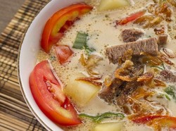 Gurihnya Mantep! 5 Tempat Makan Soto Betawi Paling Ikonik di Jakarta