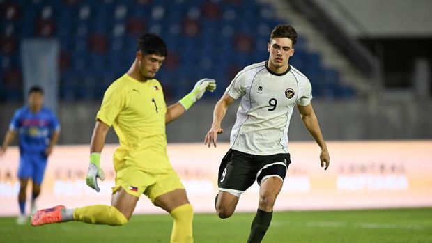 Pesepak bola Timnas Indonesia U-22 Mauro Zijlstra  (kanan) berusaha merebut bola dari kiper Timnas Filipina Nicholas Guimaraes (kiri) pada pertandingan babak penyisihan Grup C Sepak Bola SEA Games 2025 di The 700th Anniversary of Chiang Mai Stadium, Chiang Mai, Thailand, Senin (8/12/2025). ANTARA FOTO/Nova Wahyudi/app/nym.