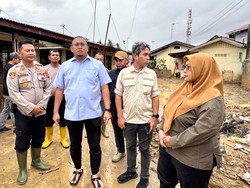 Andre Rosiade Perbaiki Rumah Dinas Personel Polsek Pauh Terdampak Banjir
