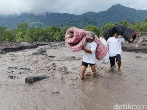 Warga Seberangi Derasnya Lahar Semeru demi Selamatkan Harta