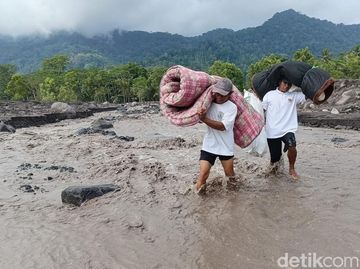 Warga Seberangi Derasnya Lahar Semeru demi Selamatkan Harta