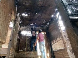 Warga di Lebak Iuran Bangun Rumah Nenek yang Tidak Layak Huni