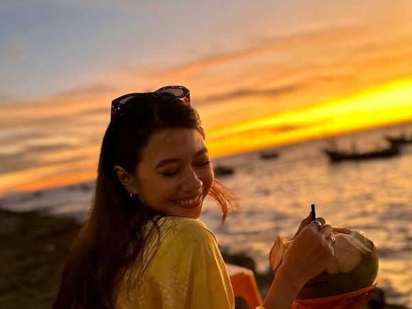 Foto Liburannya Yuki Kato di Bengkulu, Cantik Berlatar Sunset