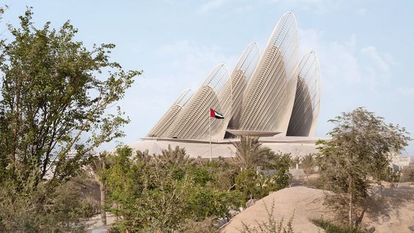 Bikin Melongo! Museum di Abu Dhabi Ini Punya Menara Berbentuk Sayap Raksasa
