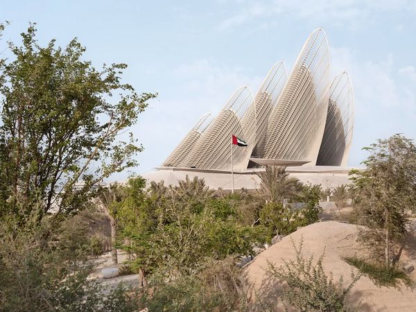 Bikin Melongo! Museum di Abu Dhabi Ini Punya Menara Berbentuk Sayap Raksasa