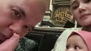 Potret Ahmad Dhani & Mulan Jameela Kembali Momong Bayi, Jadi Sorotan
