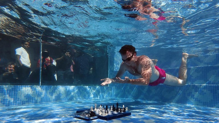 Hans Niemann memenangkan eksibisi catur bawah air di Cape Town. Aksi ini menandai pembukaan Final Grand Slam Catur Gaya Bebas. REUTERS/Esa Alexander