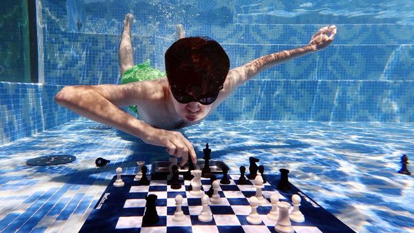 Aksi Unik Main Catur di Dalam Air