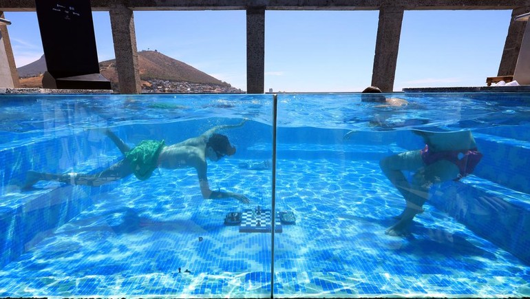 Format yang disebut Catur Selam diciptakan pada tahun 2012 oleh penemu yang berbasis di London, Etan Ilfeld, pendiri Olimpiade Olahraga Pikiran, di mana para pemain melakukan gerakan sambil menahan napas di bawah air. REUTERS/Esa Alexander