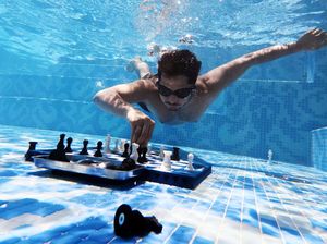 Video: Luar Biasa, Bisa Main Catur Sambil Nyelam Dalam Air!